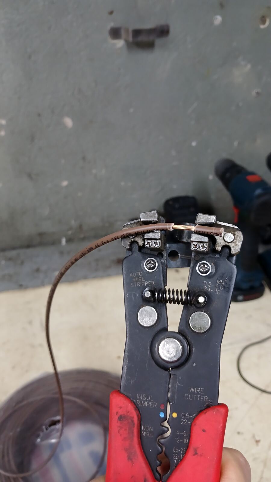 Trabajo técnico de electricidad con herramientas profesionales