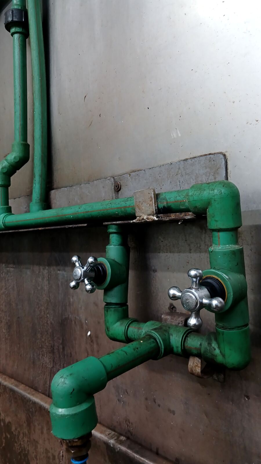 Trabajo de plomería y gasfitería industrial